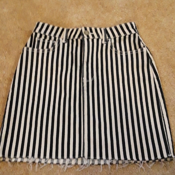 Hollister Dresses & Skirts - Adorable Hollister Striped Mini Skirt